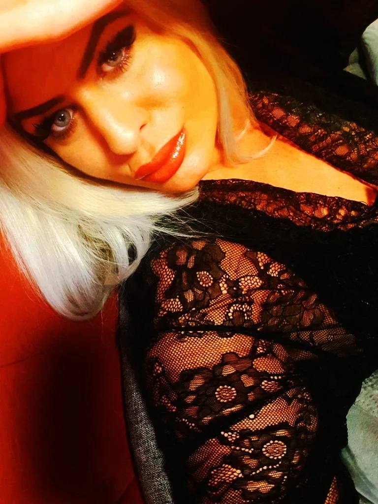 German Emily Curvy escort Hamburg